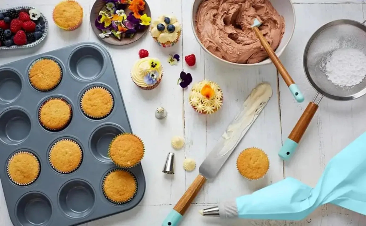 Reusable Silicone Pastry Piping Bags with 12 Stainless Tips Cake Decorating Kit Baking Tools Set Leakproof Frosting Nozzles